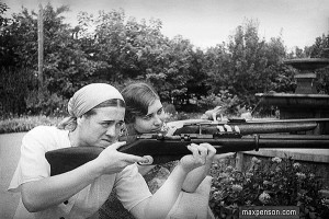 Жены русских специалистов В Бухаре учатся стрельбе в 1930-м году. Макс Пенсон