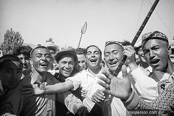 На демонстрации в ташкенте в 1936 году. Макс Пенсон